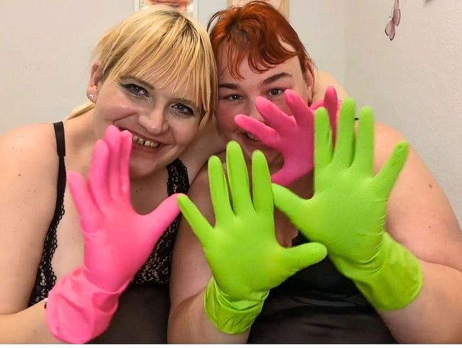 Download: Sarah_Sofia - Lesben Fingern sich geil mit genoppten Gummihandschuhen