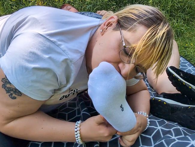 Download: Sarah_Sofia - Teil 1: Verwöhnte Füße im Grünen – Ich koste jede Zehe von Sarah