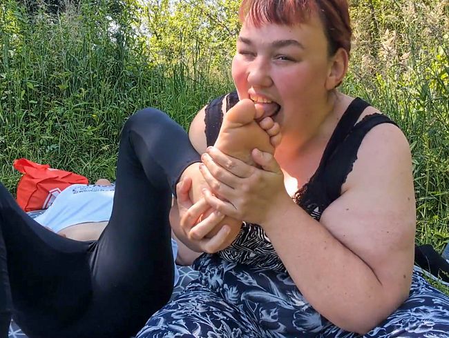 Download: Sarah_Sofia - Teil 2: Verwöhnte Füße im Grünen – Sarah nimmt sich meine Füße vor