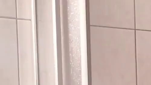 Download: Sarah_Sofia - Nass, Glittschig und tief Anal in den Po mit Dildo gefickt