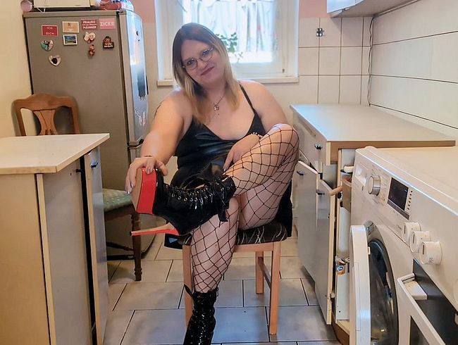 Download: Sarah_Sofia - Im Lederkleid vor mir auf die Knie… ich bestimme was passiert ??