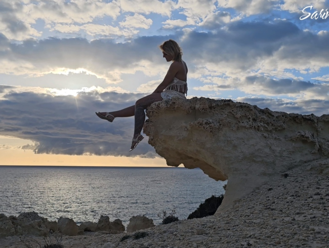 Download: SarinaYoung - Ich hab mich getraut! Ausgezogen und los gepinkelt! Outdoor