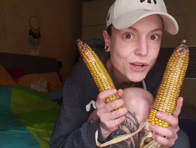 Download: SarinaYoung - Omg, hab ich das wirklich getan? Maiskolbenexperiment extrem!