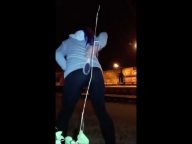 Download: Sarisha - Am Bahnhof den Arsch mit einer Bürste versohlen