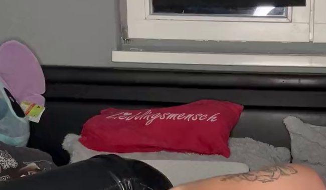 Download: Seeetxlina2004 - Deine kleine Sekretärin macht sich’s in der lederleggins mit Brille , Zopf und roten Lippen