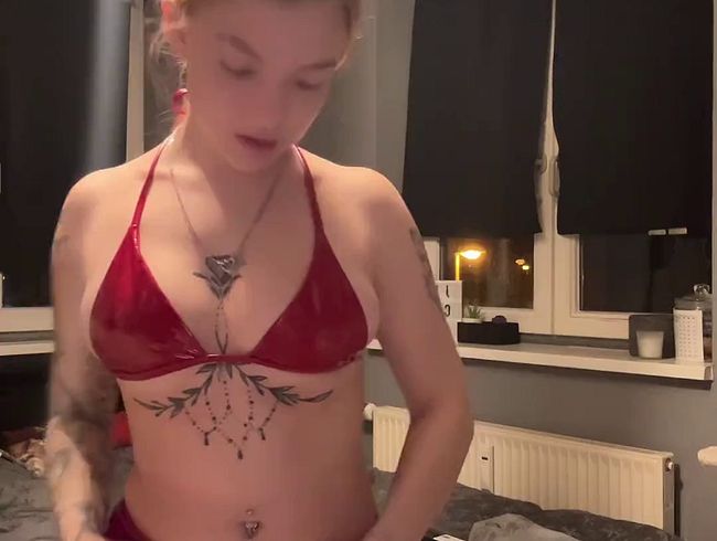 Download: Seeetxlina2004 - Lina befriedigt sich im roten Lack 2 teiler ? es wird glitschig