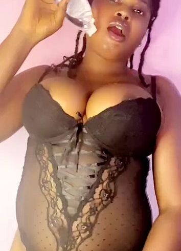 Download: SexiMorgana - Sehen Sie zu, wie ich meine riesigen, großen Brüste einöle und mich unter einer sexy schwarzen Unterwäsche hervorhole.