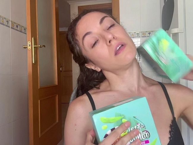 Download: Sexsolita - Cremiges Eis Pussy F*ick und nasse squ*irt in der Küche