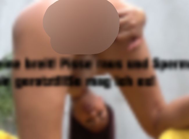 Download: Sexy-Carolina - Beine breit! Pisse raus und Sperma rein gerotzt!!!So mag ich es!