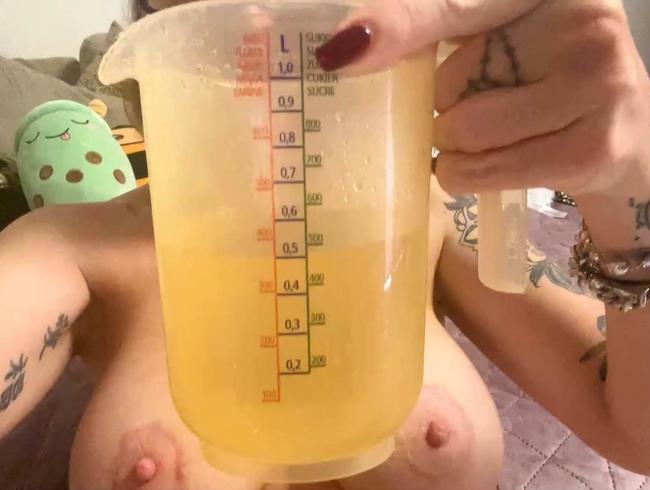 Download: Sexy-Rachel - Einfach in den Messbecher gepisst!! Schlimm wenn ich es nicht mehr halten kann??