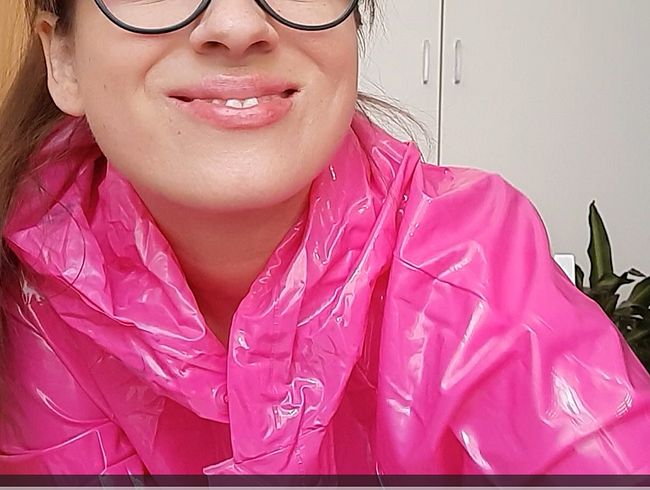 Download: Sexy-Traum - Goldener Regen im PVC-Regenmantel - Der Regenmantel ist zurück