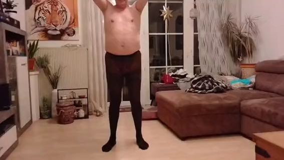 Download: SexyDomSanne - Bullwhip Session in Nylonstrumpfhose für den Sklaven Part 2