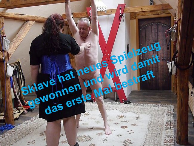 Download: SexyDomSanne - Sklave hat neues Spielzeug gewonnen und wird damit das erste Mal bestraft