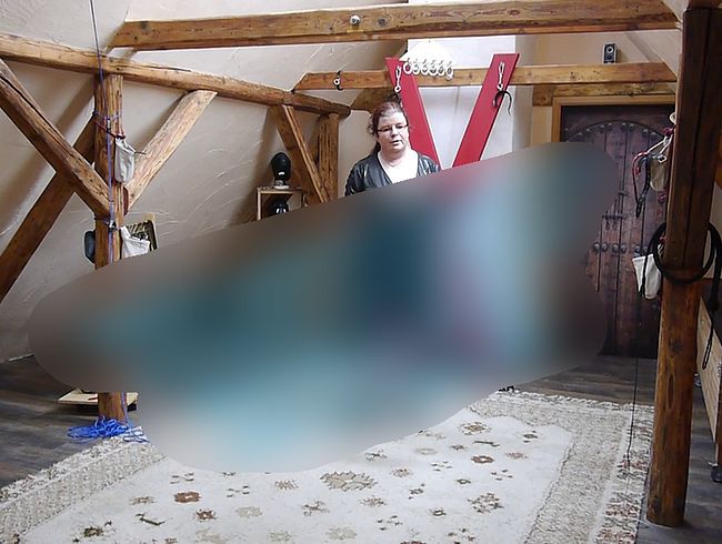 Download: SexyDomSanne - Sklave kommt zu spät und war frech und muss zur Bestrafung blasen