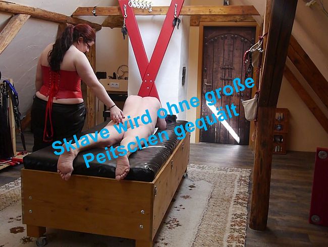 Download: SexyDomSanne - Sklave wird ohne große Peitschen gequält