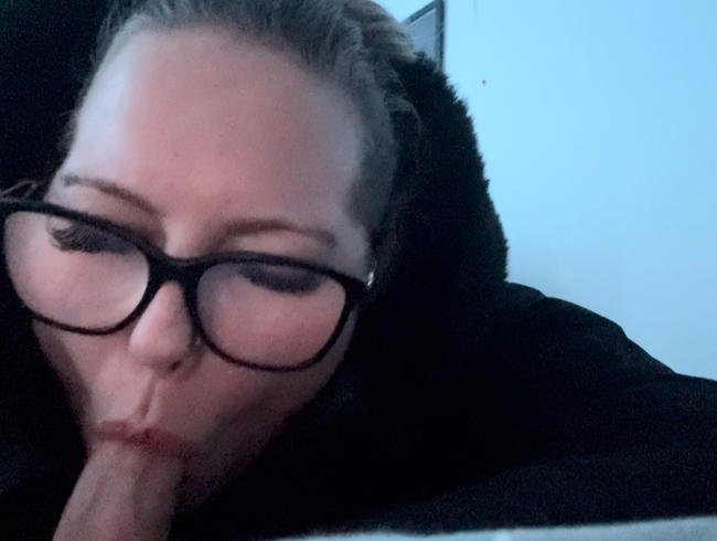 Download: SexyJanaHot - Vor der Arbeit… schnell lutschen