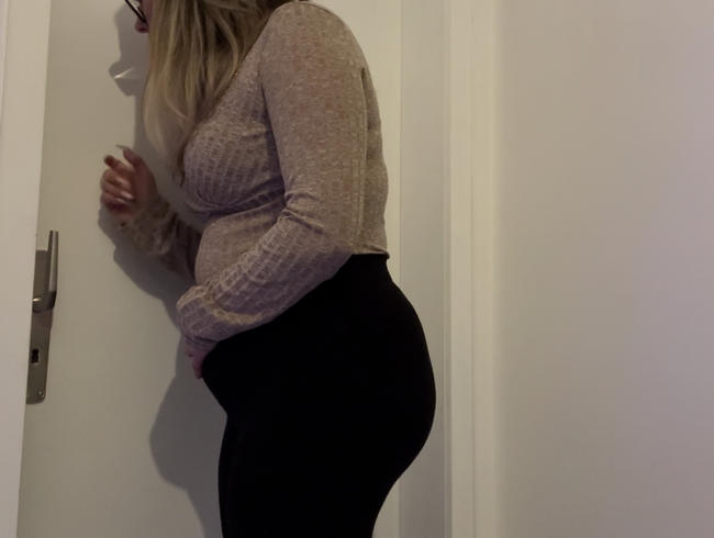 Download: SexyJanaHot - Muss so dringend…. Aber Tür ist verschlossen