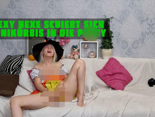 Download: SexyJenJen - Sexy Hexe schiebt sich Minikürbis in die Pussy