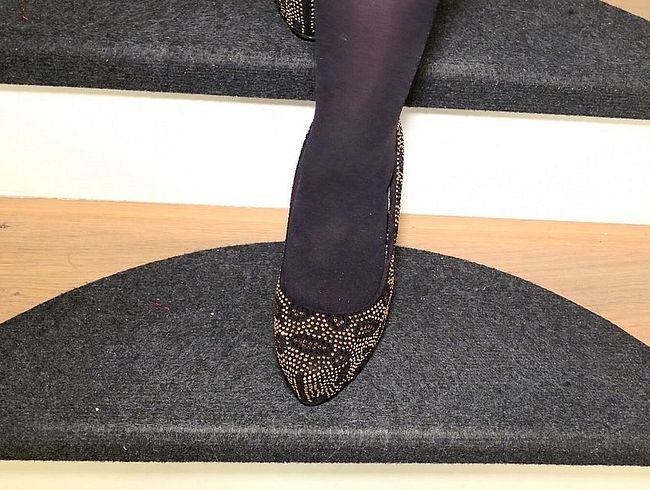 Download: SexyMilfDiana - Weihnachtsfeier muss warten – Treppenrunde mit Schuh-Treffer