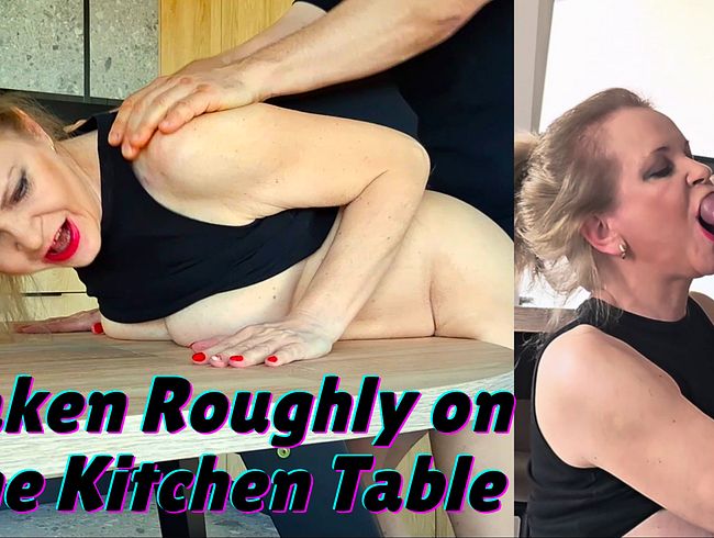Download: Sexyjennyeu - Blonde MILF wird grob auf dem Küchentisch genommen