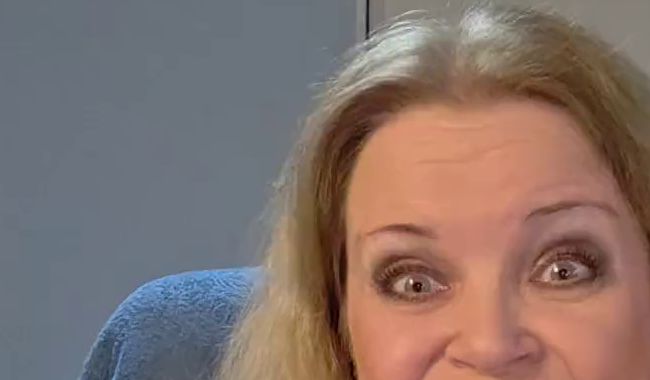 Download: Sexyjennyeu - Spielen mit Brüsten und Fingermasturbation