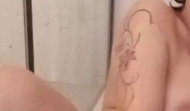 Download: Sexylady711 - Gurkenfick unter der Dusche