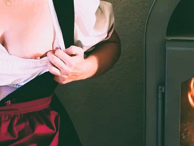 Download: SexyprivatGirl - Junge Dirndl Nutte am Kamin ... rasiert & schwanzgeil