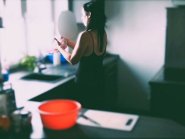 Download: SexyprivatGirl - Küchen-Geheimnis: Dicke Gurke im Catsuit – von der Fotze zum Salat!