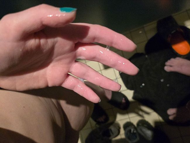 Download: SilentXFlame - Handjob in der Umkleidekabine von einer Therme