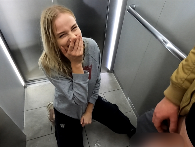 Download: SirenaSweet - Im Lift abgefickt und vollgepumpt