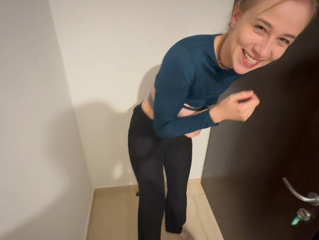 Download: SirenaSweet - Mitten am Gang im Wohnhaus gebumst