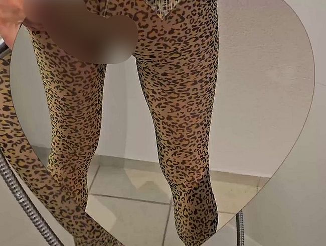 Download: SkinnyLegs - Trailer zur Duschaktion im Leo-Catsuit, Masturbation und auslaufende Nacktschnecke