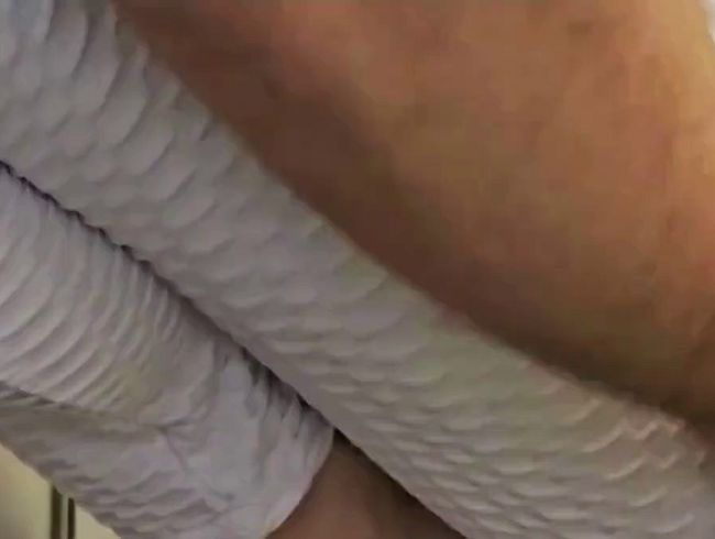 Download: SkinnyLegs - In weißer Leggings bringt er mich in der Küche zum Squirten