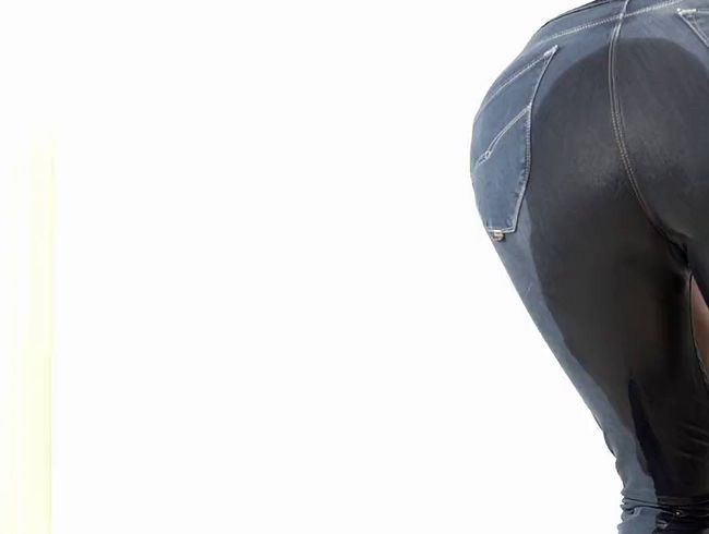 Download: SkinnyLegs - Userwunschvideo: Ich habe meiner Pisslaune freien Lauf gelassen und in die Jeans gepisst