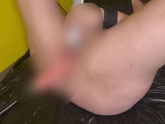 Download: SklavinYuri - Gefesselt und von Fickmaschine gefickt