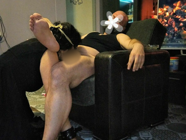 Download: SlutMom109 - Heiße MILF mit Fotze im schwarzen Kleid betet seinen fetten Schwanz, seine Eier und seinen Anus an