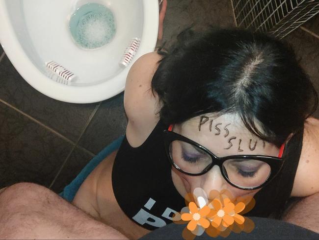 Download: SlutMom109 - Auf den Knien, bereit, seinem Herrn zu dienen, wo immer er Lust hat, getränkt in einer Pfütze aus Pi