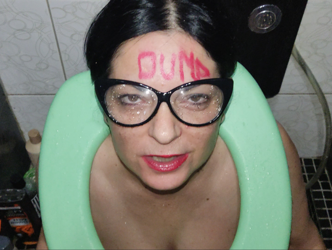 Download: SlutMom109 - Gottverdammt! Ich bin so eine dumme, menschliche Toilettenfick-Hure. SCHAU MICH AN!
