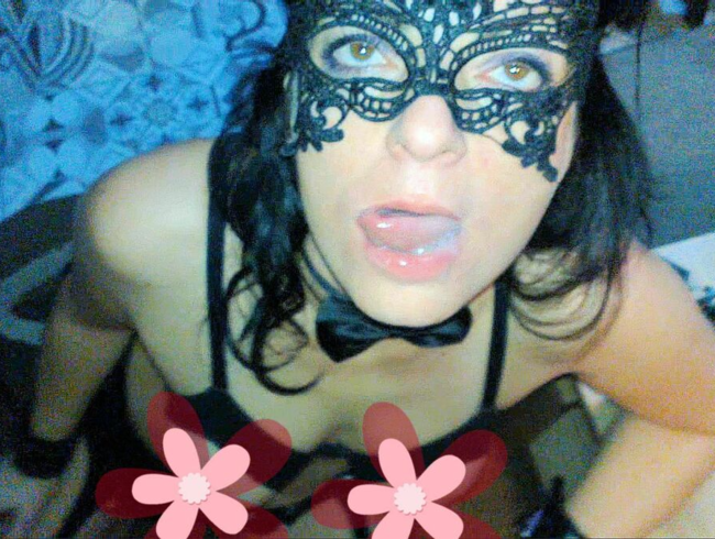 Download: SlutMom109 - Heiße Hurenfrau spreizt ihren Mund, um heißes Sperma zu bekommen