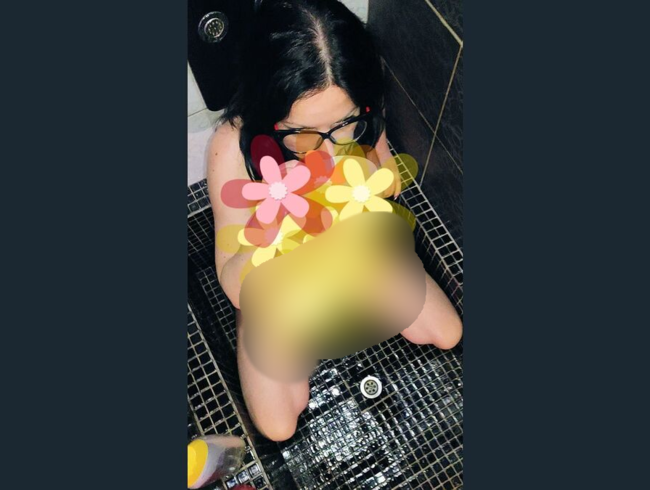 Download: SlutMom109 - Für diese blöde Fotze gibt es keinen anderen Nutzen, als dass sie ein atmender Pisstopf ist