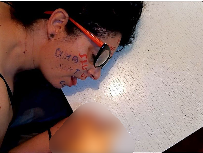 Download: SlutMom109 - Dumme Schlampe mit Körperbeschriftung, die Schwanzschläge, Spucken und Sperma einstecken muss