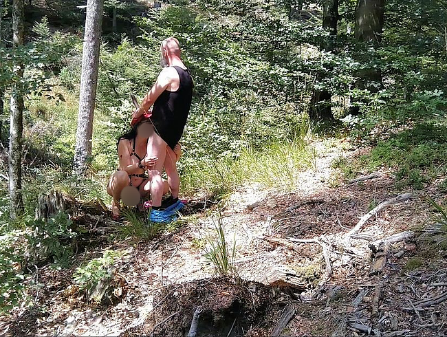 Download: SlutMom109 - MILF-Frau mit großen Titten wichst fetten Schwanz im Wald