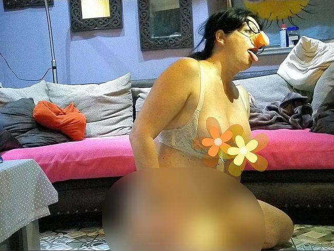 Download: SlutMom109 - Devote Hure masturbiert und bekommt eine Gesichtsbehandlung