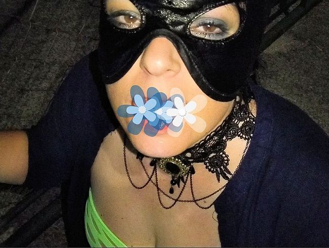 Download: SlutMom109 - Saugschwein lutscht fetten Schwanz im Freien