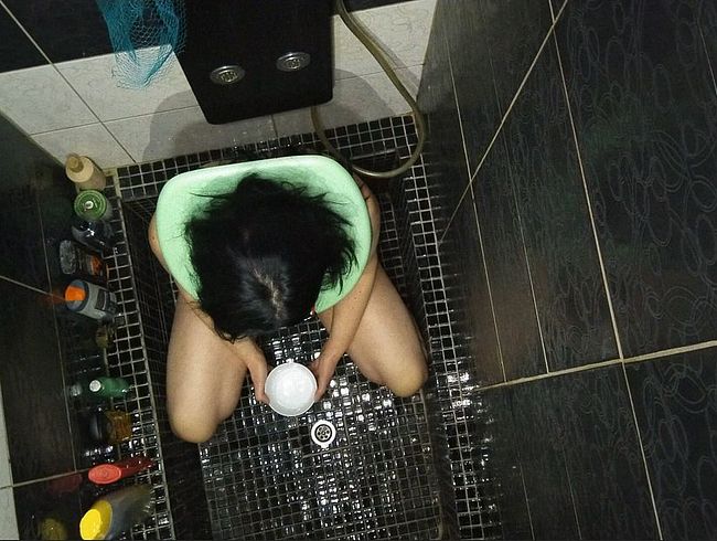 Download: SlutMom109 - Sexy Ehefrau nimmt enorme Ladung Pisse ins Gesicht