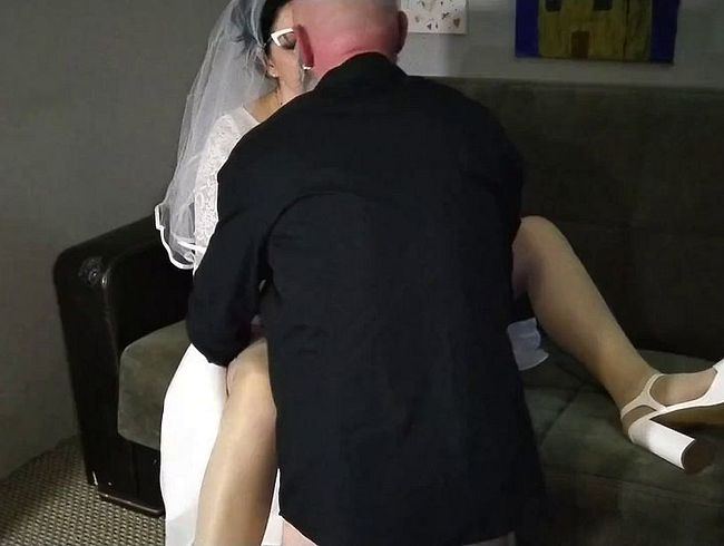 Download: SlutMom109 - Herrische Oma hat ihren Willen mit ihrem Toyboy