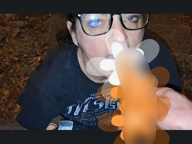 Download: SlutMom109 - Exhibitionistische MILF-Ehefrau-Oma lutscht schamlos großen, fetten Schwanz in der Öffentlichkeit