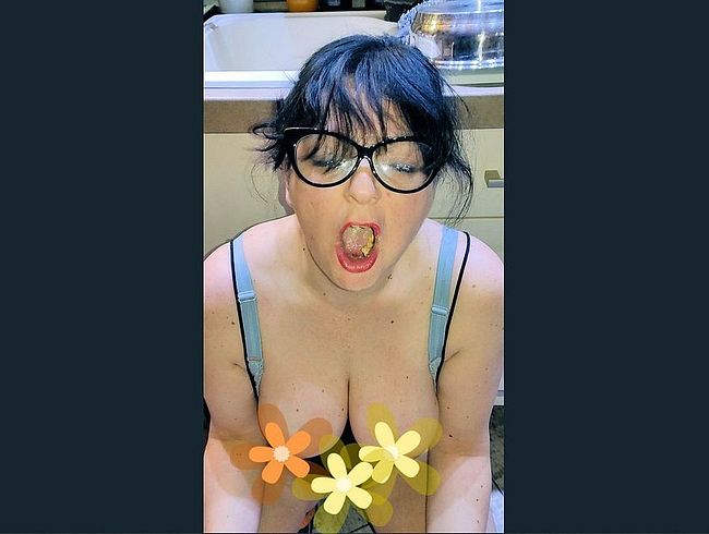 Download: SlutMom109 - Hast du Milch? Keks und Sperma – Sperma auf Essen