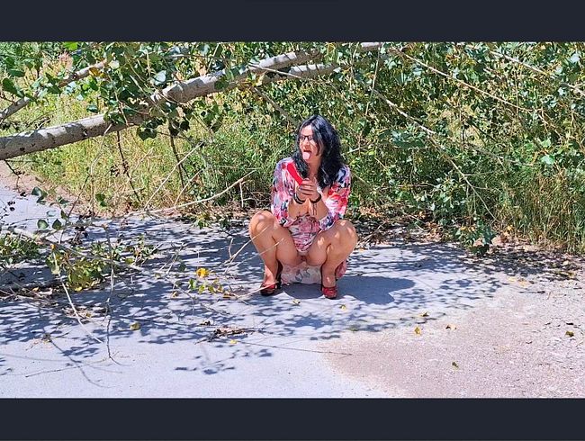 Download: SlutMom109 - MILF-Schlampe wurde beim Orgasmus im Wald erwischt.