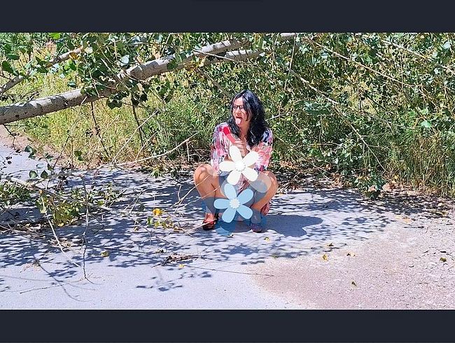 Download: SlutMom109 - MILF-Schlampe wurde beim Orgasmus im Wald erwischt.